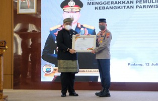 Kapolda Sumbar Terima Penghargaan dari Berbagai Lembaga & Instansi